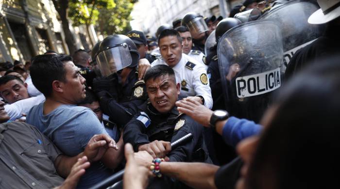 Manifestantes chocan con policías en las afueras del Congreso hoy, en Ciudad de Guatemala (Guatemala). Manifestantes chocan con policías en las afueras del Congreso hoy, en Ciudad de Guatemala (Guatemala).