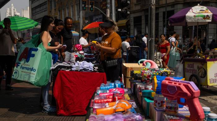 Personas compran en un puesto en la zona comercial de la Rua 25 de Março, en la ciudad de São Paulo, Brasil. Personas compran en un puesto en la zona comercial de la Rua 25 de Março, en la ciudad de São Paulo, Brasil.