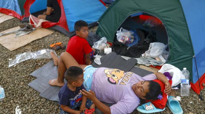 Migrantes venezolanos descansan en la Estación Temporal de Recepción Migratoria (ETRM), este jueves en Lajas Blancas, Darién. Migrantes venezolanos descansan en la Estación Temporal de Recepción Migratoria (ETRM), este jueves en Lajas Blancas, Darién.