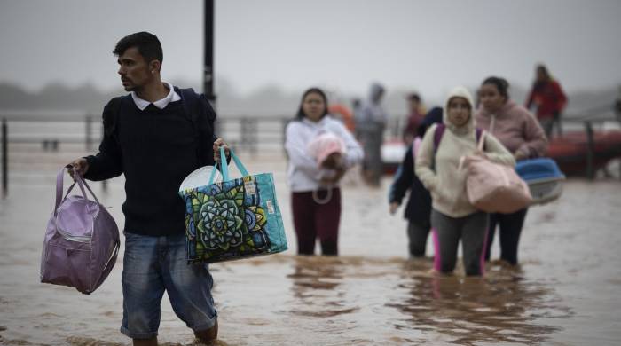 Habitantes de las islas costeras del lago Guaíba caminan entre el agua tras ser rescatados por el Ejército brasileño luego de una crecida del río debido a las fuertes lluvias, este viernes en Porto Alegre (Brasil). EFE/ Isaac Fontana Habitantes de las islas costeras del lago Guaíba caminan entre el agua tras ser rescatados por el Ejército brasileño luego de una crecida del río debido a las fuertes lluvias, este viernes en Porto Alegre (Brasil). EFE/ Isaac Fontana