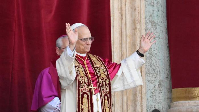 El nuevo papa León XIV, el cardenal estadounidense Roberto Francisco Prevost, bendice a los fieles desde el balcón de la Basílica de San Pedro en el Vaticano, el pasado 8 de mayo de 2025. El nuevo papa León XIV, el cardenal estadounidense Roberto Francisco Prevost, bendice a los fieles desde el balcón de la Basílica de San Pedro en el Vaticano, el pasado 8 de mayo de 2025.