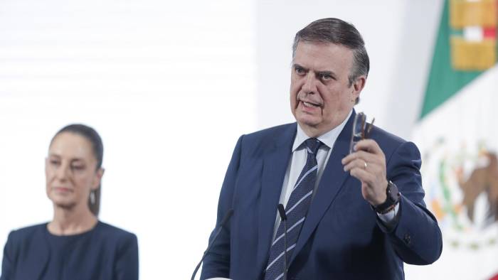 El secretario de Economía, Marcelo Ebrard, junto a la presidenta de México, Claudia Sheinbaum, cuando informaban sobre incrementar el número de productos etiquetados como Hecho en México. El secretario de Economía, Marcelo Ebrard, junto a la presidenta de México, Claudia Sheinbaum, cuando informaban sobre incrementar el número de productos etiquetados como Hecho en México.