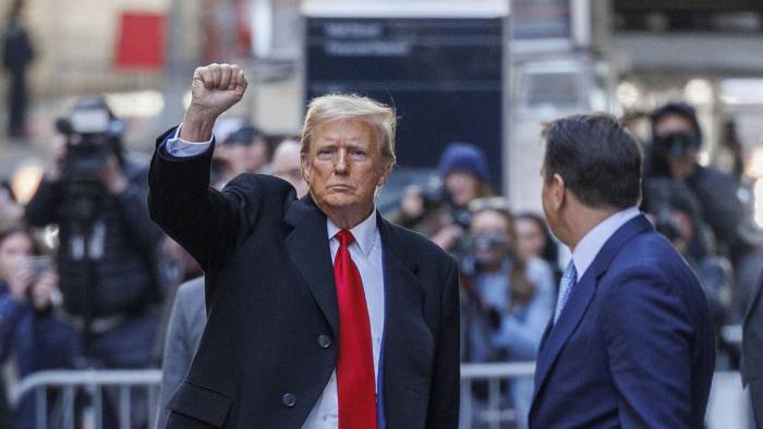 El presidente electo estadounidense, Donald Trump, levanta su puño después de una conferencia de prensa sobre su caso en un tribunal penal en Nueva York, el 25 de marzo de 2024. El presidente electo estadounidense, Donald Trump, levanta su puño después de una conferencia de prensa sobre su caso en un tribunal penal en Nueva York, el 25 de marzo de 2024.