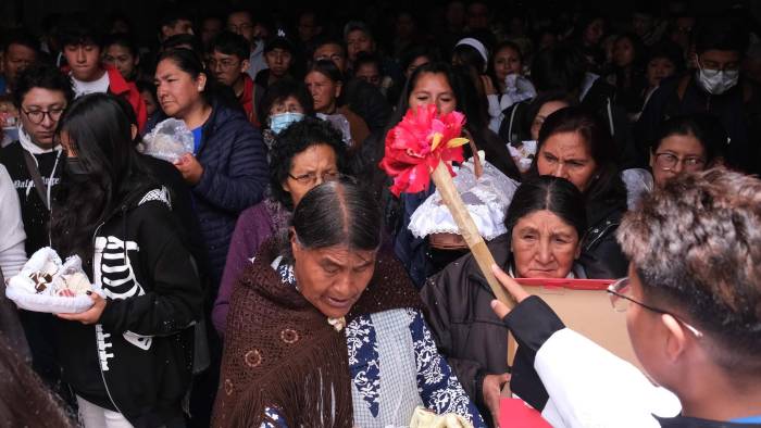 Fieles católicos reciben agua bendita durante la misa de Reyes este lunes, en La Paz (Bolivia). Fieles católicos reciben agua bendita durante la misa de Reyes este lunes, en La Paz (Bolivia).