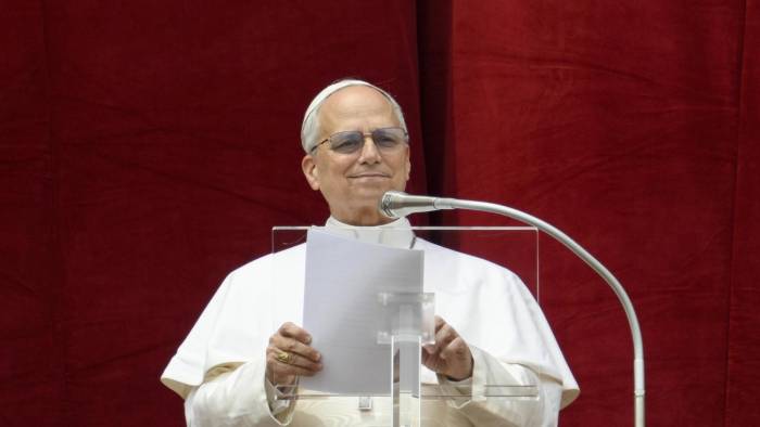 El papa León XIV dirige la oración del ‘Regina Caeli’ desde el balcón central de la Basílica de San Pedro en la Ciudad del Vaticano. El papa León XIV dirige la oración del ‘Regina Caeli’ desde el balcón central de la Basílica de San Pedro en la Ciudad del Vaticano.