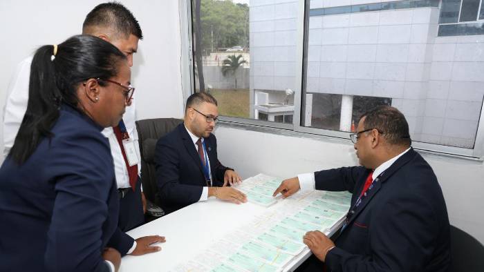 Auditores de la Contraloría pagando con cheques a funcionarios de la Asamblea como parte de la auditoria Auditores de la Contraloría pagando con cheques a funcionarios de la Asamblea como parte de la auditoria