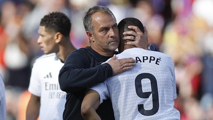 El técnico alemán del FC Barcelona, Hansi Flick (izq.), saluda al delantero francés del Real Madrid, Kylian Mbappé. El técnico alemán del FC Barcelona, Hansi Flick (izq.), saluda al delantero francés del Real Madrid, Kylian Mbappé.