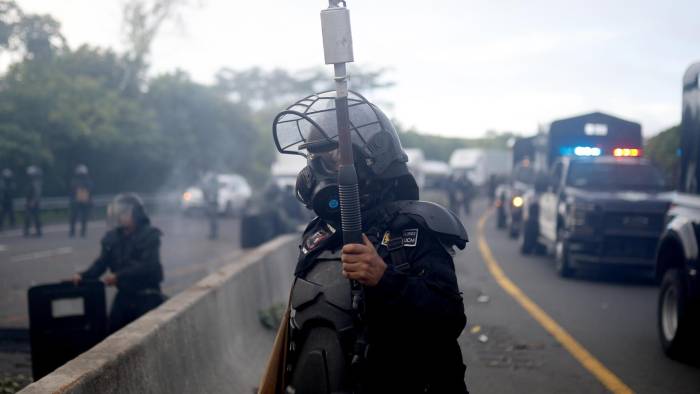 Un integrantes de la Unidad de Control de Multitudes de Panamá custodia una zona durante una protesta este miércoles, en Viguí, Veraguas . Un integrantes de la Unidad de Control de Multitudes de Panamá custodia una zona durante una protesta este miércoles, en Viguí, Veraguas .