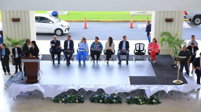 El magistrado presidente del TE, Alfrado Juncá, fue uno de los testigos de la firma. El magistrado presidente del TE, Alfrado Juncá, fue uno de los testigos de la firma.