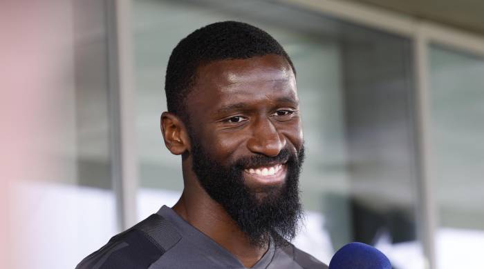 El defensa alemán del Real Madrid Antonio Rüdiger atiende a la prensa tras el entrenamiento en el día abierto a los medios, previo a la final de la Liga de Campeones del sábado 1 de junio contra el Borussia Dortmund. El defensa alemán del Real Madrid Antonio Rüdiger atiende a la prensa tras el entrenamiento en el día abierto a los medios, previo a la final de la Liga de Campeones del sábado 1 de junio contra el Borussia Dortmund.