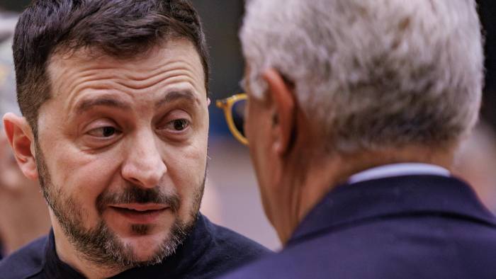 El presidente de Ucrania, Volodymyr Zelensky (izquierda), conversa con el presidente del Consejo de la UE, Antonio Costa (derecha), durante una reunión del Consejo Europeo en Bruselas. El presidente de Ucrania, Volodymyr Zelensky (izquierda), conversa con el presidente del Consejo de la UE, Antonio Costa (derecha), durante una reunión del Consejo Europeo en Bruselas.