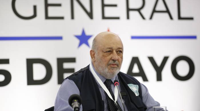 Wilfredo Penco, jefe de la Misión de Observadores Electorales de la Unión Interamericana de Organismos Electorales (Uniore), habla durante una rueda de prensa de los observadores internacionales para las elecciones generales del próximo domingo, en Ciudad de Panamá.