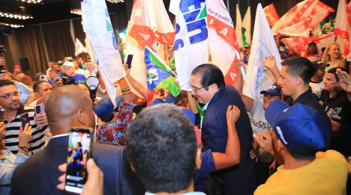 Los dirigentes que anunciaron su respaldo a Martín Torrijos, cuestionaron el desprecio y el mal trato que le dieron los líderes de sus partidos. Los dirigentes que anunciaron su respaldo a Martín Torrijos, cuestionaron el desprecio y el mal trato que le dieron los líderes de sus partidos.
