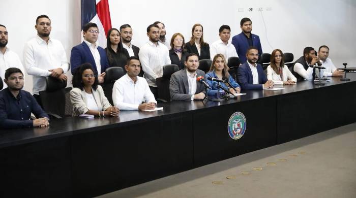 El líder de la coalición Vamos, Juan Diego Vásquez, recordó que los funcionarios independientes son removibles del cargo por revocatoria popular, a diferencia de los diputados de los partidos políticos. El líder de la coalición Vamos, Juan Diego Vásquez, recordó que los funcionarios independientes son removibles del cargo por revocatoria popular, a diferencia de los diputados de los partidos políticos.