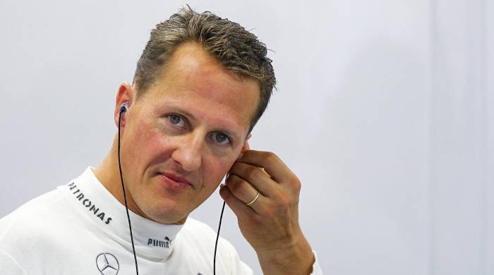 Fotografía de archivo tomada el 21 de septiembre de 2012 que muestra al piloto de Fórmula Uno alemán Michael Schumacher durante una sesión de entrenamiento en el circuito de Marina Bay en Singapur. EFE/Diego Azubel Fotografía de archivo tomada el 21 de septiembre de 2012 que muestra al piloto de Fórmula Uno alemán Michael Schumacher durante una sesión de entrenamiento en el circuito de Marina Bay en Singapur. EFE/Diego Azubel