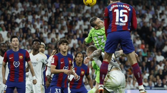 El defensa danés del FC Barcelona Andreas Christensen (d) remata de cabeza en el partido de la jornada 32 de LaLiga EA Sports entre Real Madrid y FC Barcelona, este domingo en el estadio Santiago Bernabéu de Madrid.