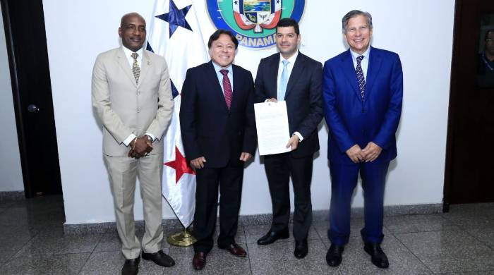 El ex diputado Martínez recibió una resolución donde se dejó constancia de su comparecencia ante la Comisión de Presupuesto. El ex diputado Martínez recibió una resolución donde se dejó constancia de su comparecencia ante la Comisión de Presupuesto.