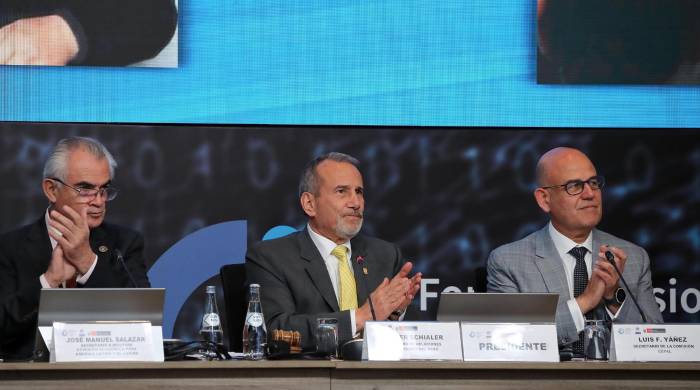 El secretario de la Comisión Cepal, Luis Yáñez (d) durante la sesión de la Cepal este viernes, en Lima. El secretario de la Comisión Cepal, Luis Yáñez (d) durante la sesión de la Cepal este viernes, en Lima.
