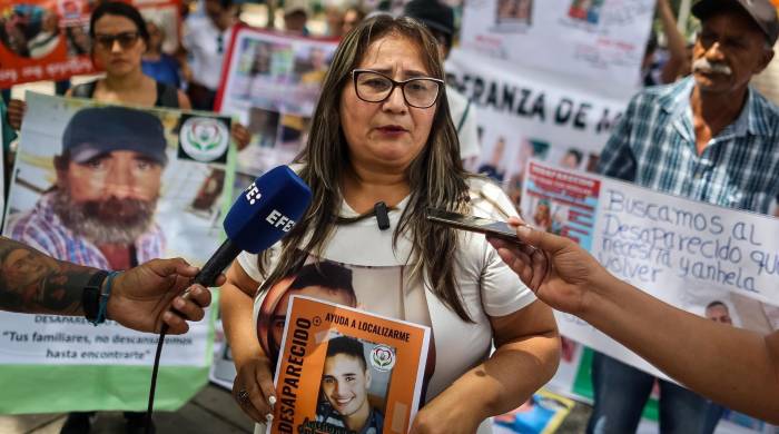 Cenaida Basto, junto a un grupo de familiares de migrantes desaparecidos, protestan frente a la sede principal del Ministerio Publico, este miércoles en Caracas. Cenaida Basto, junto a un grupo de familiares de migrantes desaparecidos, protestan frente a la sede principal del Ministerio Publico, este miércoles en Caracas.