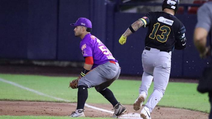 Los dos primeros partidos de la final del Béisbol Mayor se jugaron en el estadio Rod Carew, en vista de que fueron suspendidos en Bocas del Toro por las manifestaciones. Los dos primeros partidos de la final del Béisbol Mayor se jugaron en el estadio Rod Carew, en vista de que fueron suspendidos en Bocas del Toro por las manifestaciones.