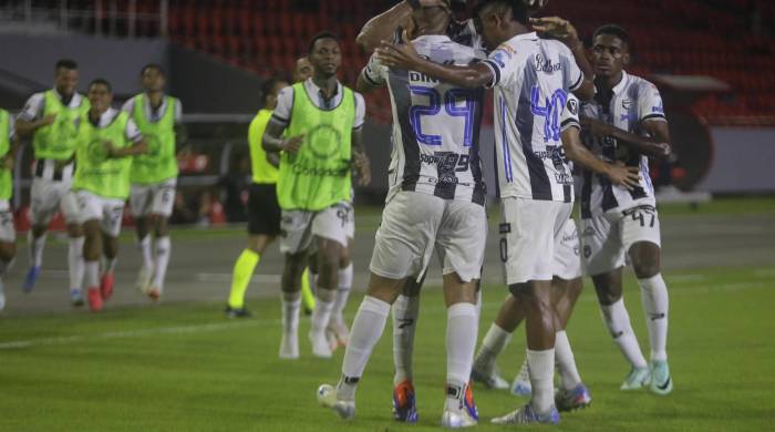 Ronaldo Dinolis (centro) del Tauro, celebra el gol del empate con San Francisco. Ronaldo Dinolis (centro) del Tauro, celebra el gol del empate con San Francisco.