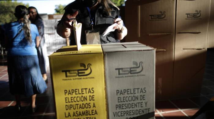 Una electora vota en el complejo educativo Concha Viuda de Escalón en San Salvador (El Salvador). Una electora vota en el complejo educativo Concha Viuda de Escalón en San Salvador (El Salvador).