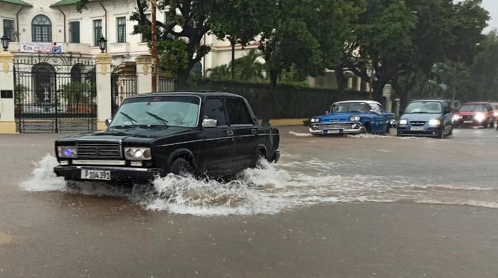 Un vehículo transita por una calle inundada, este 22 de junio de 2024, en La Habana. Un vehículo transita por una calle inundada, este 22 de junio de 2024, en La Habana.