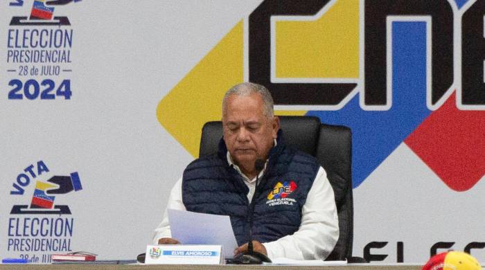 El presidente del Consejo Nacional Electoral (CNE) de Venezuela, Elvis Amoroso, presenta un boletín oficial este domingo, en Caracas. El presidente del Consejo Nacional Electoral (CNE) de Venezuela, Elvis Amoroso, presenta un boletín oficial este domingo, en Caracas.