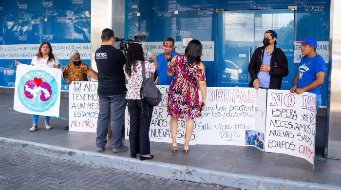 Los pacientes de hemodiálisis han acudido a la Defensoría del Pueblo para presentar sus demandas de un mejor servicio. Los pacientes de hemodiálisis han acudido a la Defensoría del Pueblo para presentar sus demandas de un mejor servicio.