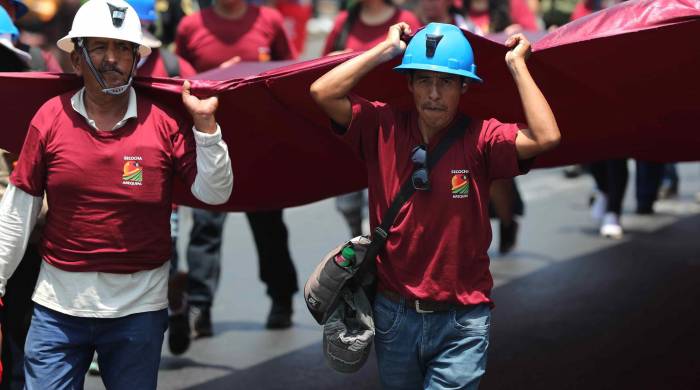 Mineros artesanales se manifiestan para exigir la derogación de un decreto que, a su juicio, pone en riesgo la formalización de miles de ellos, este lunes en Lima, Perú. Mineros artesanales se manifiestan para exigir la derogación de un decreto que, a su juicio, pone en riesgo la formalización de miles de ellos, este lunes en Lima, Perú.