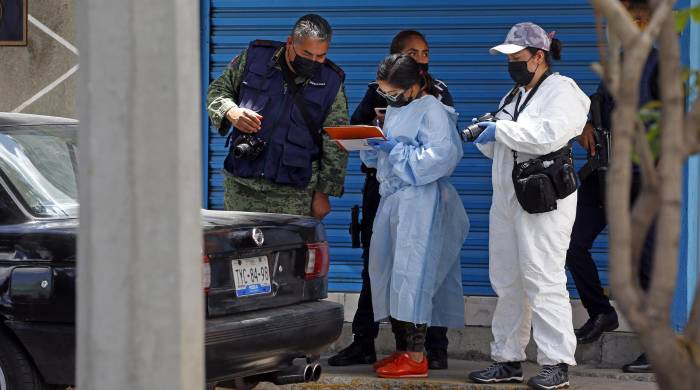 Peritos forenses recaban información en la zona donde se encontraron 8 cadáveres. Peritos forenses recaban información en la zona donde se encontraron 8 cadáveres.