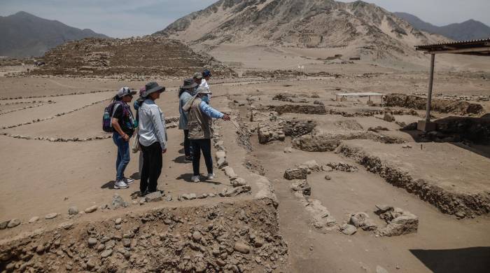 Turistas visitan una zona arqueológica de Perúl. Turistas visitan una zona arqueológica de Perúl.
