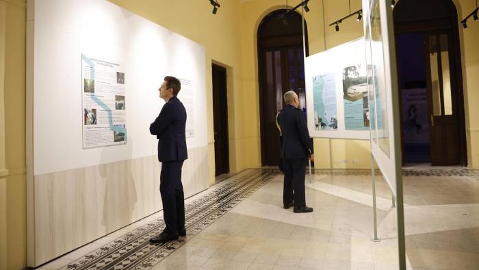 Personas observan la exposición 'Panamá y Europa: caminos que unen'. Personas observan la exposición 'Panamá y Europa: caminos que unen'.
