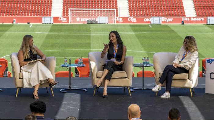 Ada Xu, directora de Asuntos Intrenacionales FLIGGY, Alibaba Group (c) y Emilie Dumont, CEO de Digitrips (d), participan en la mesa Cómo las marcas que no son de viajes están entrando en los viajes en la quinta edición del foro ConX, organizado por Travelgate en el Estadio de Son Moix en Palma. Ada Xu, directora de Asuntos Intrenacionales FLIGGY, Alibaba Group (c) y Emilie Dumont, CEO de Digitrips (d), participan en la mesa Cómo las marcas que no son de viajes están entrando en los viajes en la quinta edición del foro ConX, organizado por Travelgate en el Estadio de Son Moix en Palma.