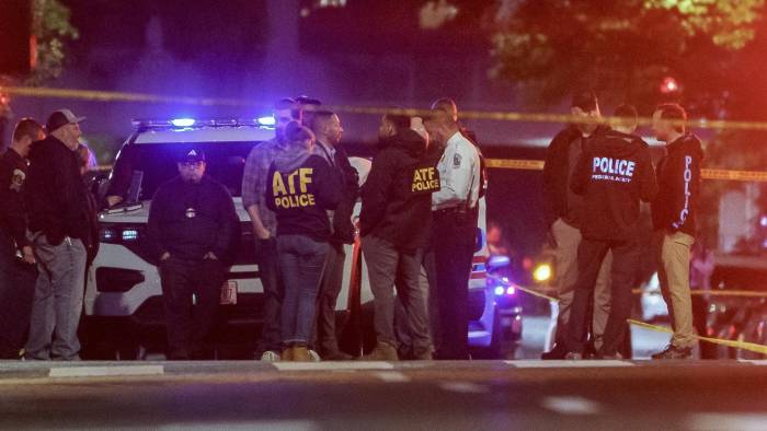 Agentes de policía en el lugar donde dos personas fueron asesinadas a tiros cerca del Museo Judío Capital en Washington, D. C. Agentes de policía en el lugar donde dos personas fueron asesinadas a tiros cerca del Museo Judío Capital en Washington, D. C.