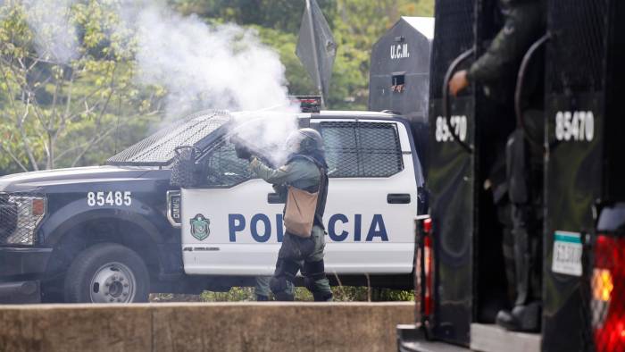 La Policía de la Unidad de Control de Multitudes de Panamá custodia una zona en el sector de Viguí, en Santiago, provincia de Veraguas durante manifestaciones de indígenas. La Policía de la Unidad de Control de Multitudes de Panamá custodia una zona en el sector de Viguí, en Santiago, provincia de Veraguas durante manifestaciones de indígenas.