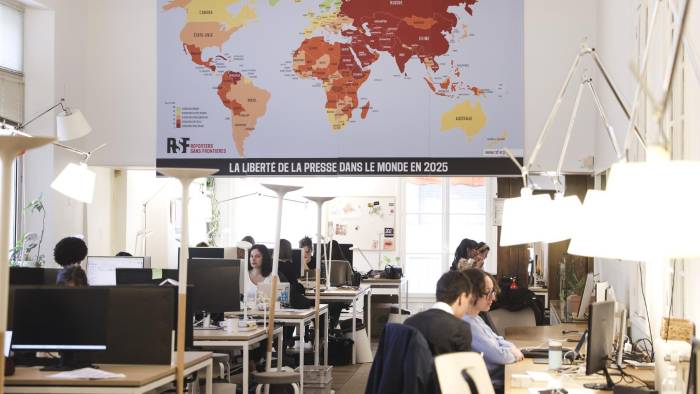 Un mapa mundial que muestra el estado de la libertad de prensa en 2025 se exhibe en la sede de la ONG Reporteros Sin Fronteras durante la presentación de su Índice Mundial de Libertad de Prensa 2025 en París, Francia. Un mapa mundial que muestra el estado de la libertad de prensa en 2025 se exhibe en la sede de la ONG Reporteros Sin Fronteras durante la presentación de su Índice Mundial de Libertad de Prensa 2025 en París, Francia.