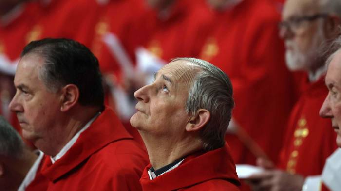 Los cardenales asisten a una misa presidida por el Cardenal Vicario de la diócesis de Roma, Baldassare Reina, en memoria del fallecido Papa Francisco, en la Basílica de San Pedro, Ciudad del Vaticano, 28 de abril de 2025. Los cardenales asisten a una misa presidida por el Cardenal Vicario de la diócesis de Roma, Baldassare Reina, en memoria del fallecido Papa Francisco, en la Basílica de San Pedro, Ciudad del Vaticano, 28 de abril de 2025.