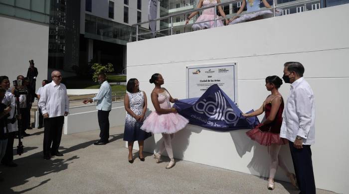 El presidente de Panamá, Laurentino Cortizo (d), y la ministra de Cultura, Giselle González (i), presentan hoy junto a varias bailarinas una placa en la recién inaugurada Ciudad de las Artes, en Ciudad de Panamá (Panamá). El presidente de Panamá, Laurentino Cortizo (d), y la ministra de Cultura, Giselle González (i), presentan hoy junto a varias bailarinas una placa en la recién inaugurada Ciudad de las Artes, en Ciudad de Panamá (Panamá).