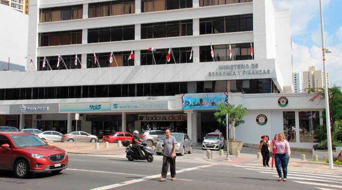 El ministro Héctor Alexander atendió a un grupo de comunicadores sociales en la sede del MEF. El ministro Héctor Alexander atendió a un grupo de comunicadores sociales en la sede del MEF.