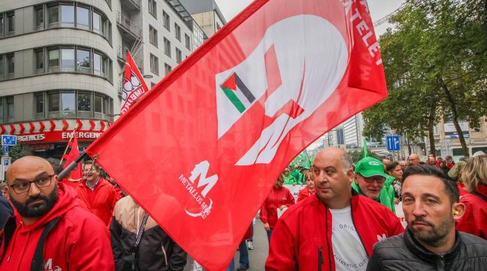 La Confederación Europea de Sindicatos (CES) volvió a pedir este lunes a la Unión Europea (UE) que alcance un acuerdo industrial que proteja y cree puestos de trabajo de calidad en la industria de la automoción europea. La Confederación Europea de Sindicatos (CES) volvió a pedir este lunes a la Unión Europea (UE) que alcance un acuerdo industrial que proteja y cree puestos de trabajo de calidad en la industria de la automoción europea.