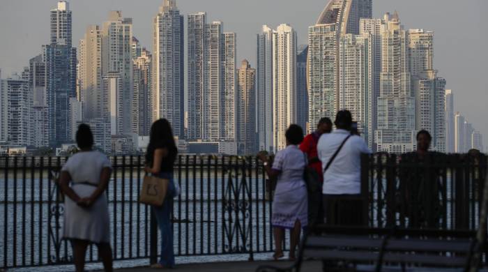 Fotografía de archivo en la que se ven turistas que visitan el Casco Antiguo en la ciudad de Panamá. Fotografía de archivo en la que se ven turistas que visitan el Casco Antiguo en la ciudad de Panamá.