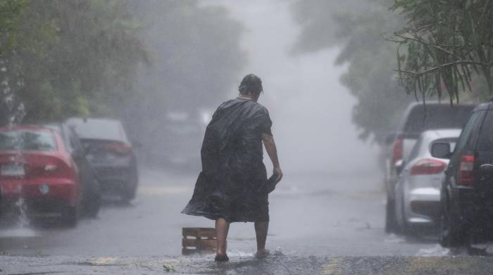 Una persona camina bajo la lluvia, en Monterrey, Nuevo León (México). Imagen de archivo. Una persona camina bajo la lluvia, en Monterrey, Nuevo León (México). Imagen de archivo.