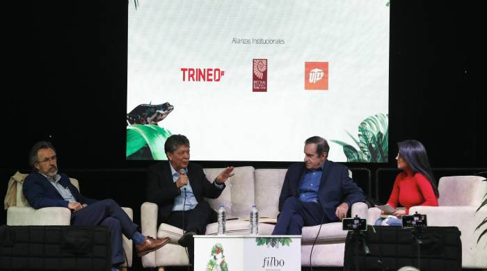 El presidente de la Asociación Nacional de Industriales (ANDI), Bruce Mac Master (2-i), habla este sábado junto al periodista Andrés Oppenheimer (2-d), el escritor Mauricio García Villegas (i) y la periodista Claudia Palacios (d). El presidente de la Asociación Nacional de Industriales (ANDI), Bruce Mac Master (2-i), habla este sábado junto al periodista Andrés Oppenheimer (2-d), el escritor Mauricio García Villegas (i) y la periodista Claudia Palacios (d).