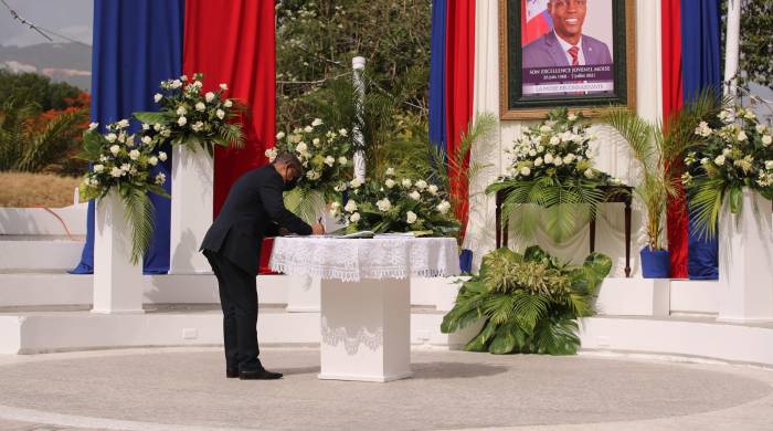 Una persona asiste a una ceremonia en honor al presidente haitiano, Jovenel Moïse, asesinado el 7 de julio de 2021, en Puerto Príncipe (Haití), en una fotografía de archivo. Una persona asiste a una ceremonia en honor al presidente haitiano, Jovenel Moïse, asesinado el 7 de julio de 2021, en Puerto Príncipe (Haití), en una fotografía de archivo.