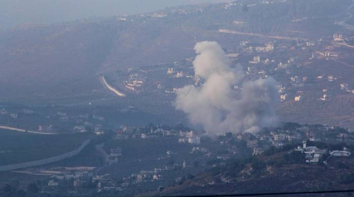 Columnas de humo se elevan desde el lugar de un ataque aéreo israelí contra aldeas libanesas, visto desde Marjayún, en el sur del Líbano, el 23 de septiembre de 2024. Columnas de humo se elevan desde el lugar de un ataque aéreo israelí contra aldeas libanesas, visto desde Marjayún, en el sur del Líbano, el 23 de septiembre de 2024.