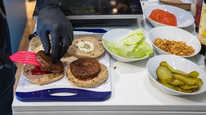 La hamburguesa vegetariana es vista como una alternativa a la original, de procedencia animal.