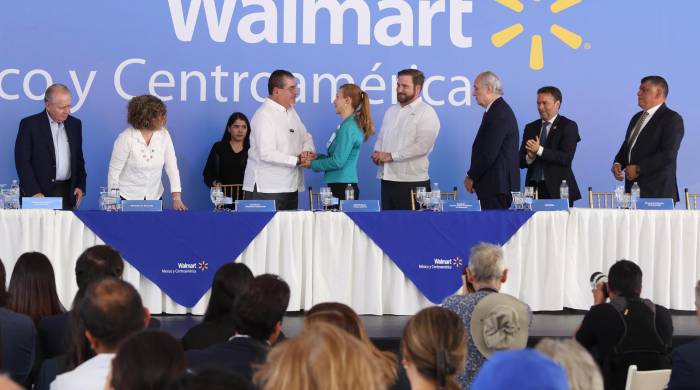 AME7994. CIUDAD DE GUATEMALA (GUATEMALA), 22/05/2024.- El presidente de Guatemala, Bernardo Arévalo, estrecha la mano de Cristina Ronski, CEO de Walmart, durante el inicio oficial de la construcción de una nueva tienda Walmart en Mixco. AME7994. CIUDAD DE GUATEMALA (GUATEMALA), 22/05/2024.- El presidente de Guatemala, Bernardo Arévalo, estrecha la mano de Cristina Ronski, CEO de Walmart, durante el inicio oficial de la construcción de una nueva tienda Walmart en Mixco.