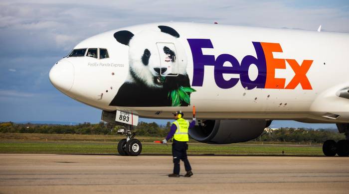 Un vuelo especial de FedEx llamado Panda Express que transporta dos pandas gigantes desde China llega al Aeropuerto Dulles en Virginia. Un vuelo especial de FedEx llamado Panda Express que transporta dos pandas gigantes desde China llega al Aeropuerto Dulles en Virginia.