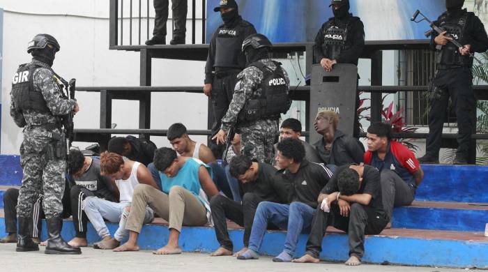 Policías custodian a los detenidos de un grupo armado por la toma temporal de un canal de televisión este 9 de enero, en Guayaquil (Ecuador). Policías custodian a los detenidos de un grupo armado por la toma temporal de un canal de televisión este 9 de enero, en Guayaquil (Ecuador).